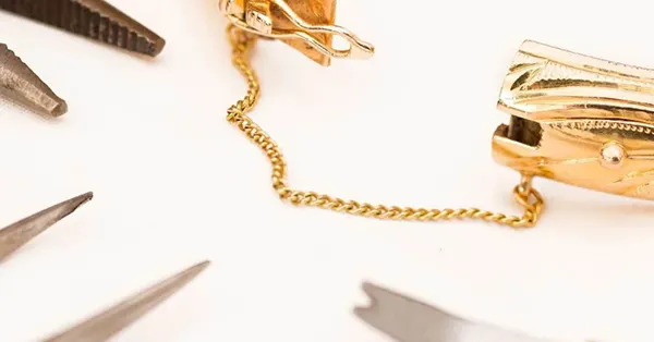Proses Ganti Mata Cincin di Toko Perhiasan