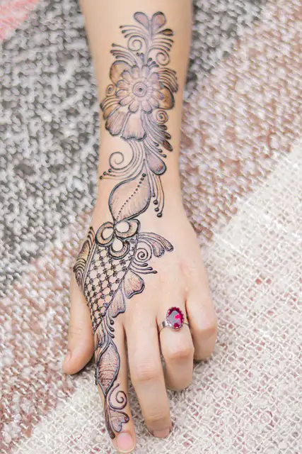 Henna Pengantin Simple Bunga