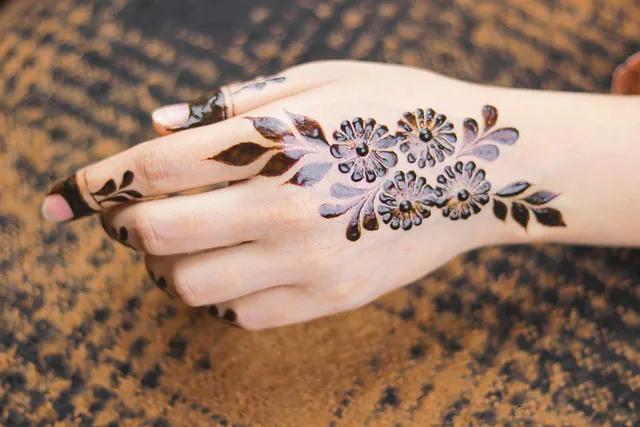 Inai Pernikahan Simpel Motif Bunga