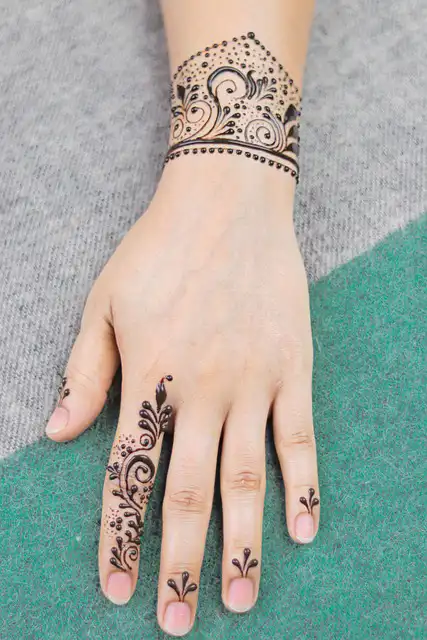 Inai Pernikahan Simple Cantik