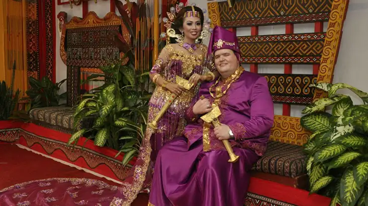 Baju Pengantin Adat Toraja Ungu