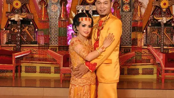 Baju Pengantin Adat Toraja Warna Kuning