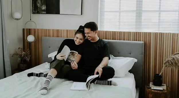 Foto prewed baju hitam di kamar tidur