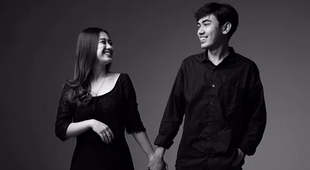 Foto prewedding baju hitam casual