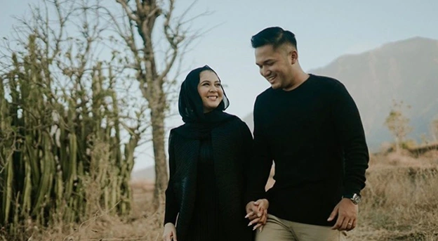 Foto prewedding baju hitam di gunung