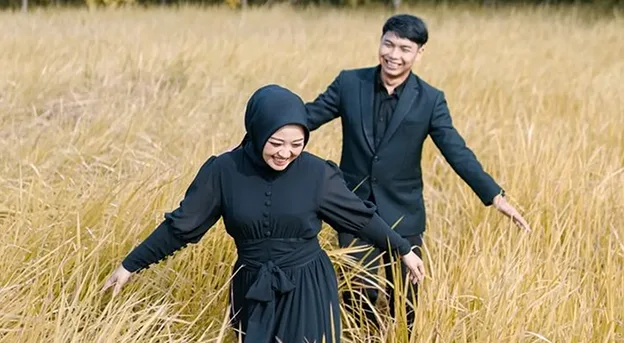 Foto prewedding baju hitam di hutan pinus