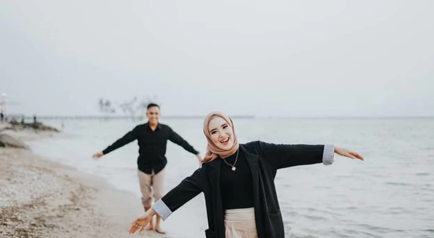 Foto prewedding baju hitam di pantai