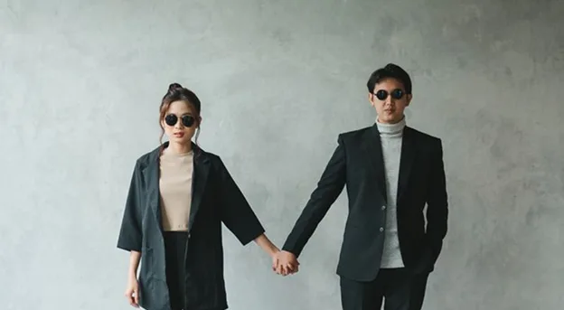 Foto prewedding baju hitam di studio