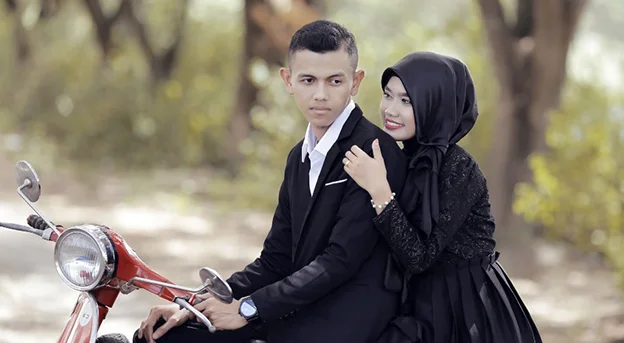 Foto prewedding baju hitam elegan