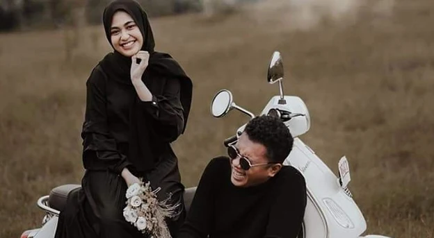 Foto prewedding baju hitam motor klasik