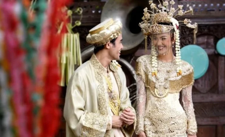 Gaun Panjang Warna Gold betawi