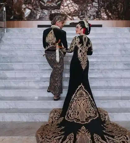 Hijab Emas dan Kebaya Bludru Hitam 2