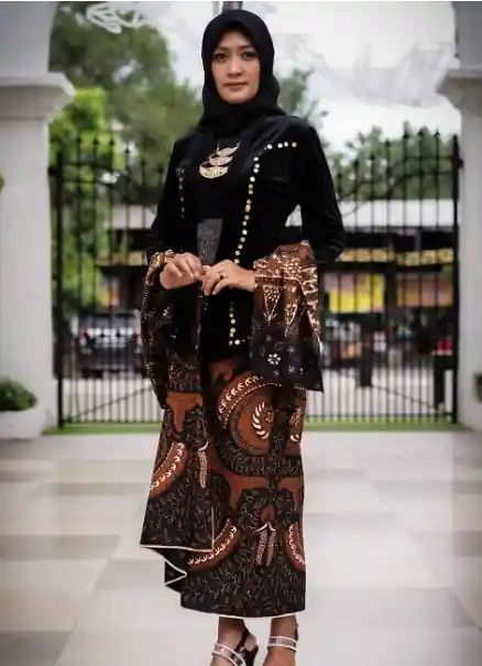 Hijab Emas dan Kebaya Bludru Hitam pengantin jawa