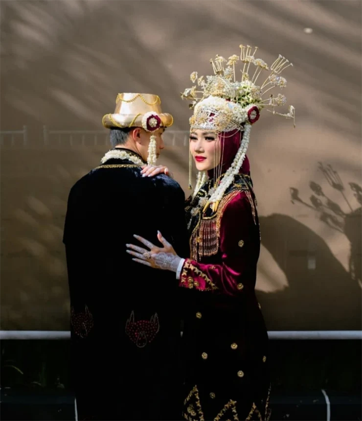 Kebaya Panjang Warna Merah dan Hitam