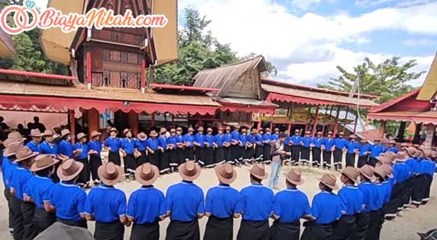 Ma badong akan selalu diiringi dengan musik dan tarian 1