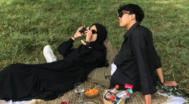Prewedding baju hitam ala camping