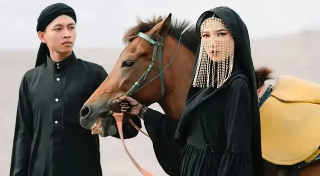 Prewedding baju hitam ala timur tengah
