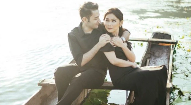Prewedding baju hitam di perahu