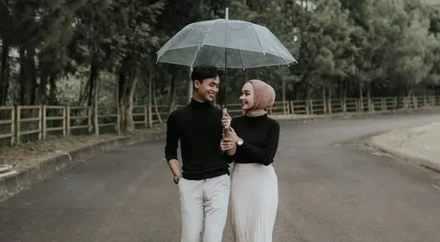 Prewedding baju hitam pakai payung