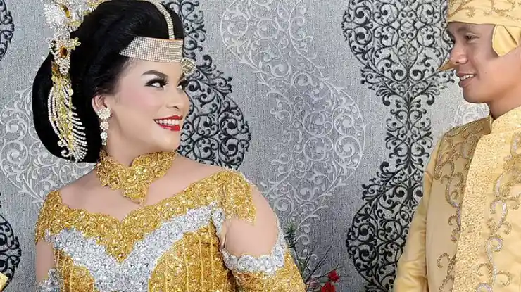 baju pengantin adat toraja warna emas