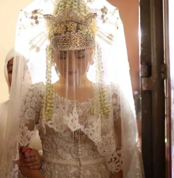 baju resepsi adat betawi Gaun Panjang Warna Putih Cadar Gold