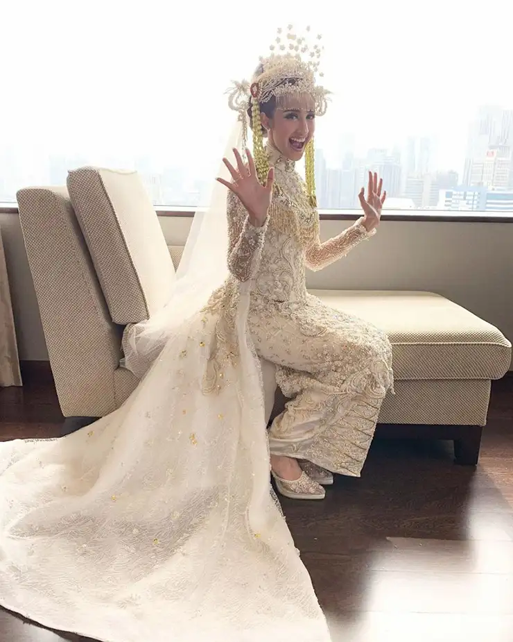baju resepsi adat betawi Kebaya Panjang Warna Putih Hiasan Burung Hong