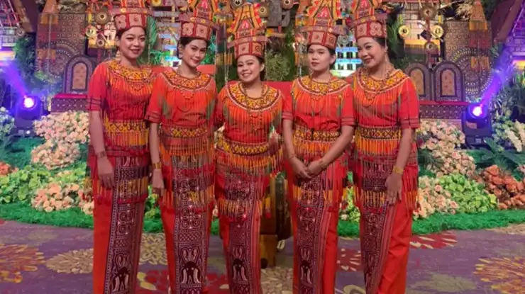 baju toraja wanita modern
