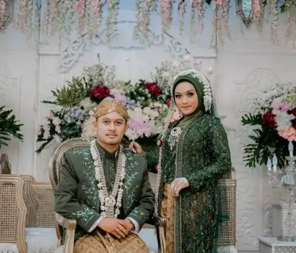 busana pengantin modern adat jawa warna hijau