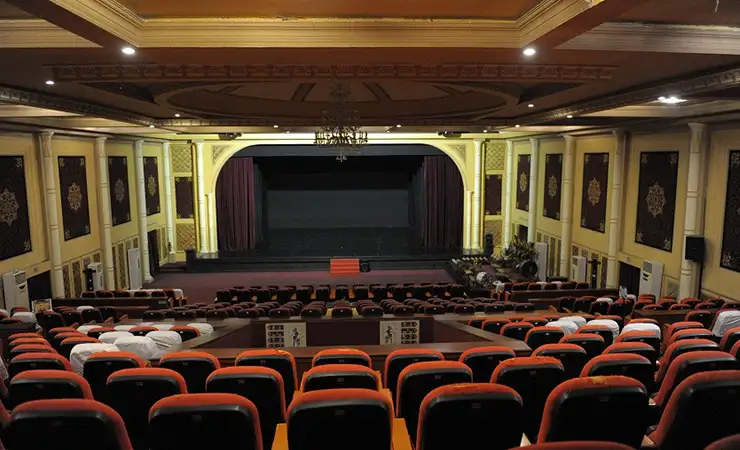 dalam ruangan gedung cak durasim