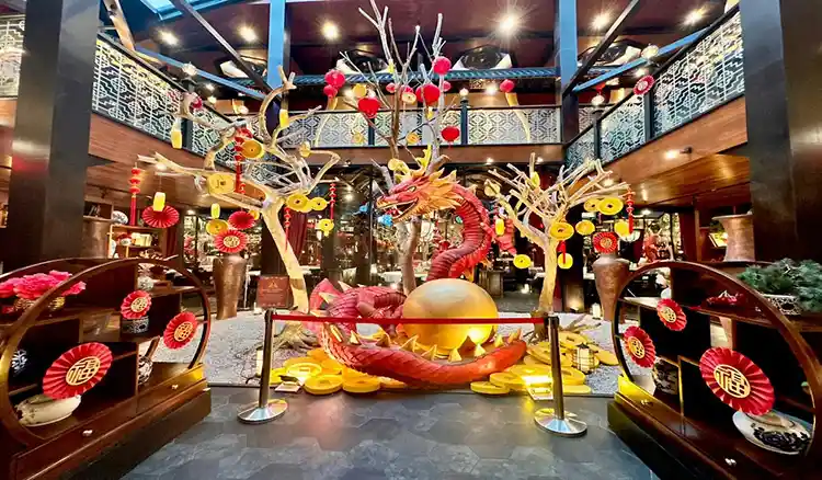 dekorasi imlek di bagian tengah halaman restoran