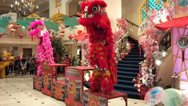 dekorasi imlek pintu masuk di hotel