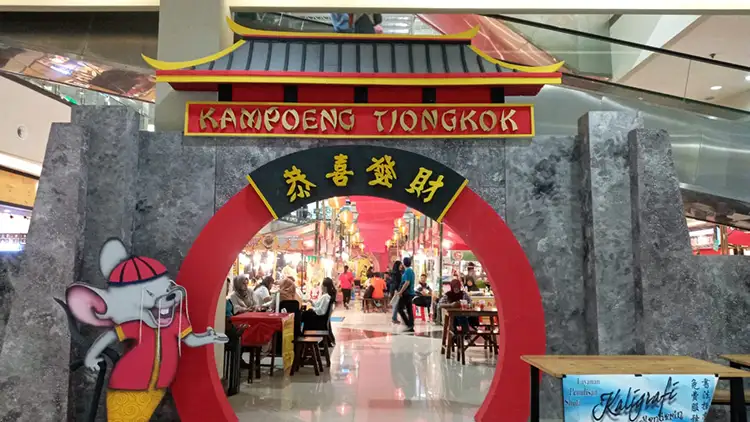 dekorasi imlek pintu masuk di mall