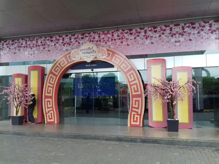 dekorasi imlek sederhana pintu masuk hotel