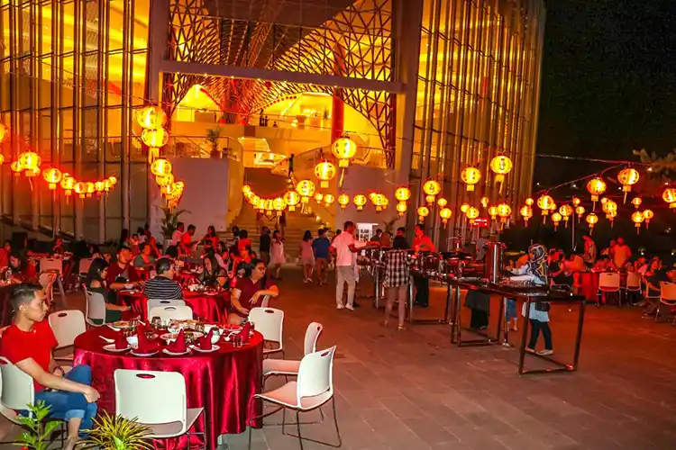 dekorasi implek cafe di outdoor penuh lampion
