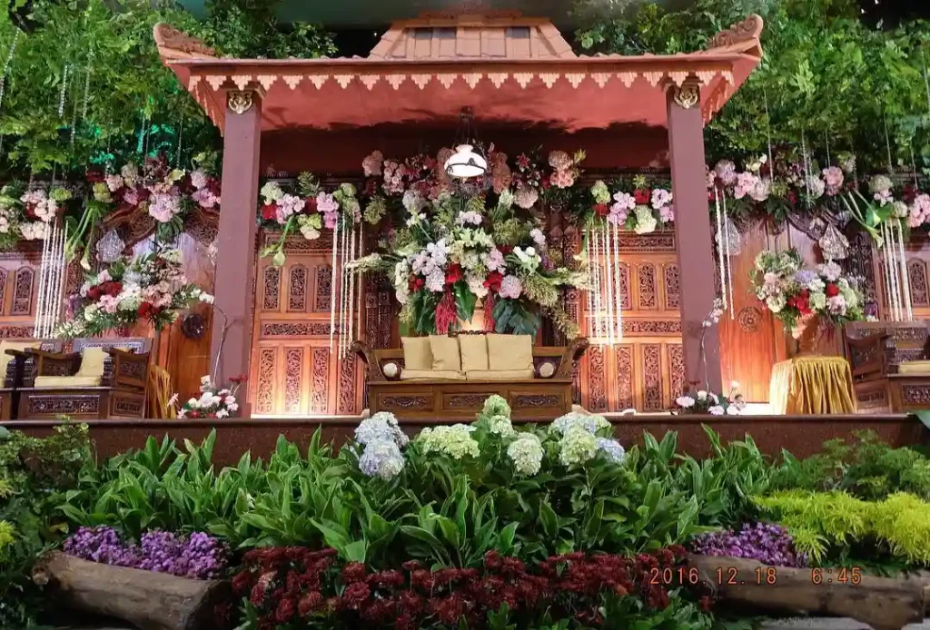 dekorasi pernikahan elegan sesuai adat jawa