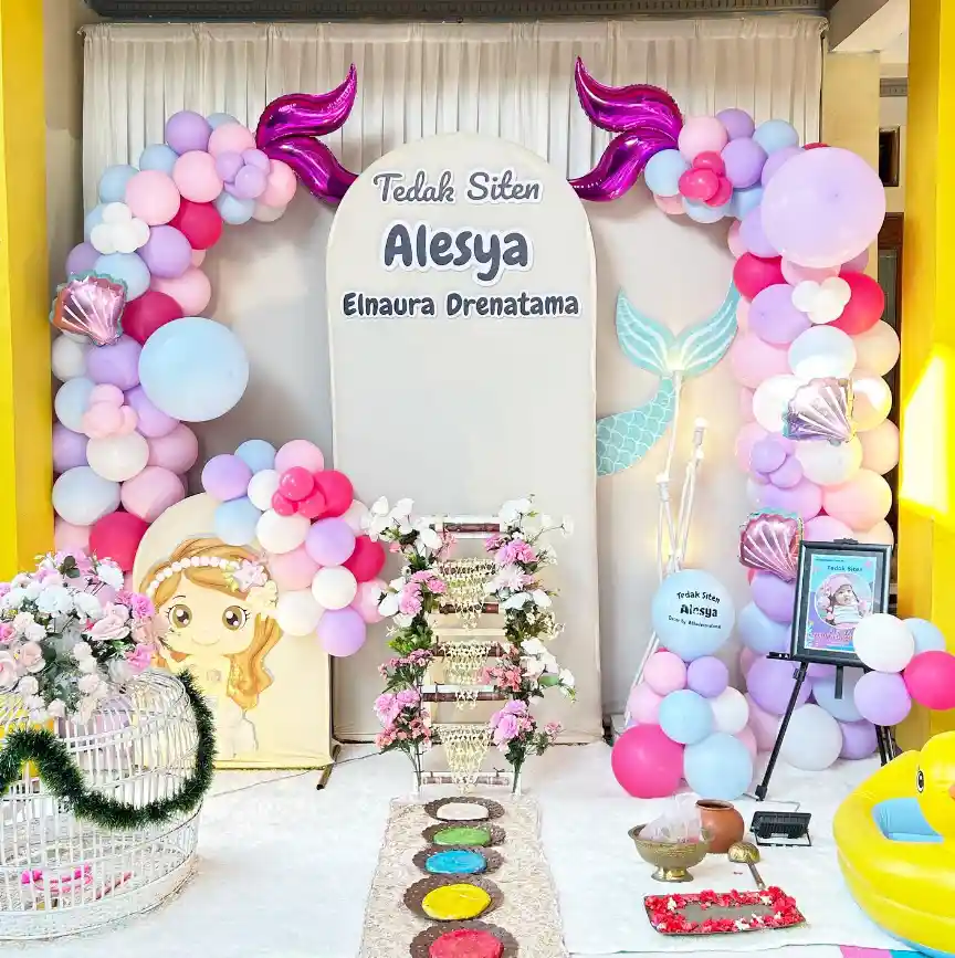dekorasi tedak siten balon dan mainan