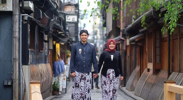 foto prewedding baju hitam ala jepang