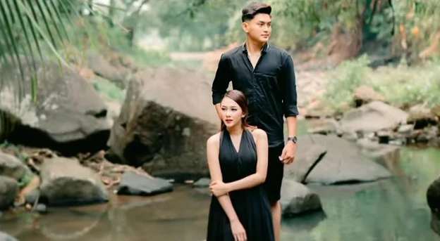foto prewedding baju hitam di air terjun