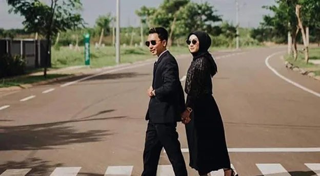 foto prewedding baju hitam di jalan