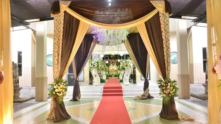 gapura dekorasi Gedung Puspa Pesona Taman Anggrek
