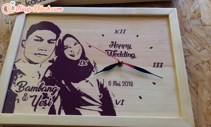 kado jam dinding pernikahan