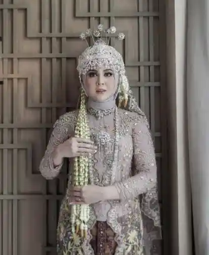 pengantin hijab Aksen Kembang Goyang jawa 2