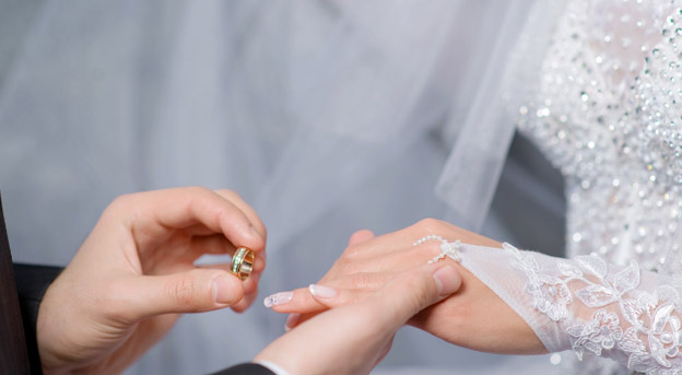 posisi cincin tunangan yang benar