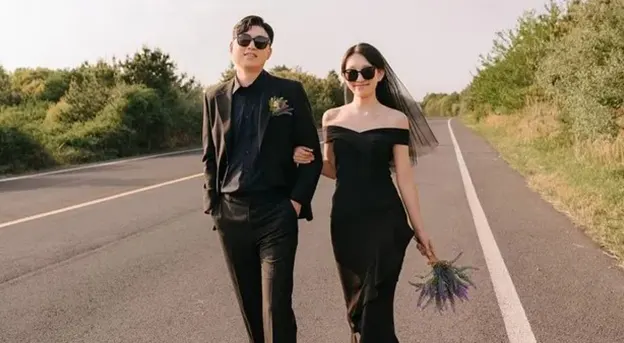 prewedding jas hitam di pinggir jalan